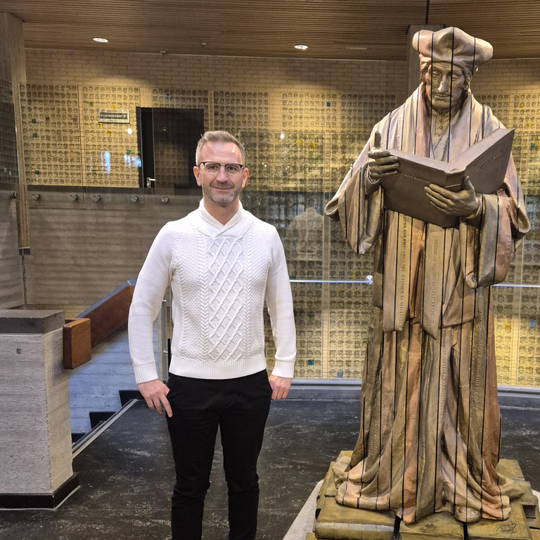 Dr Sosnowski przy pominiku Erazma na Erasmus University Rotterdam