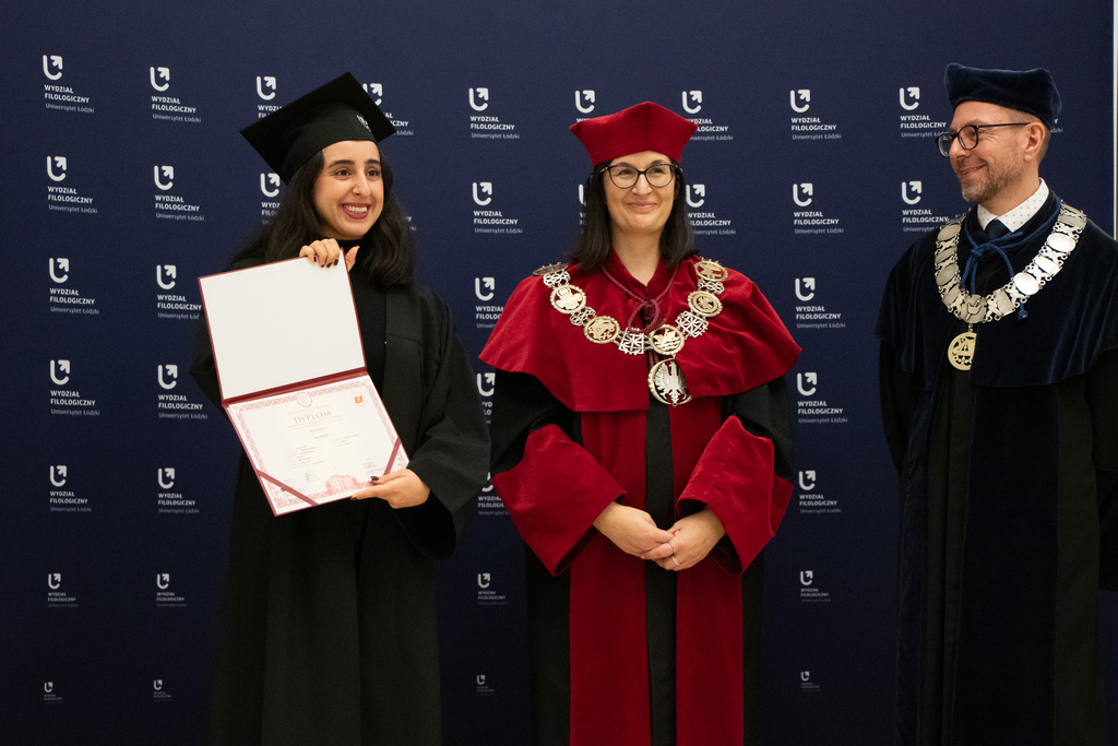 Absolwentka z dziekanem i prorektorką