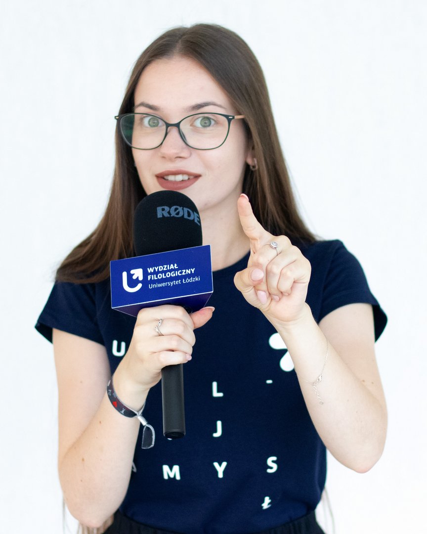 studentka z mikrofonem