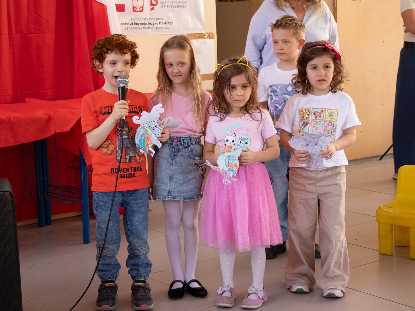 dzieci recytujące wiersze