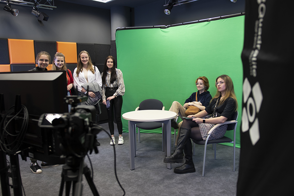 uczestnicy Dnia Otwartego w studiu tv