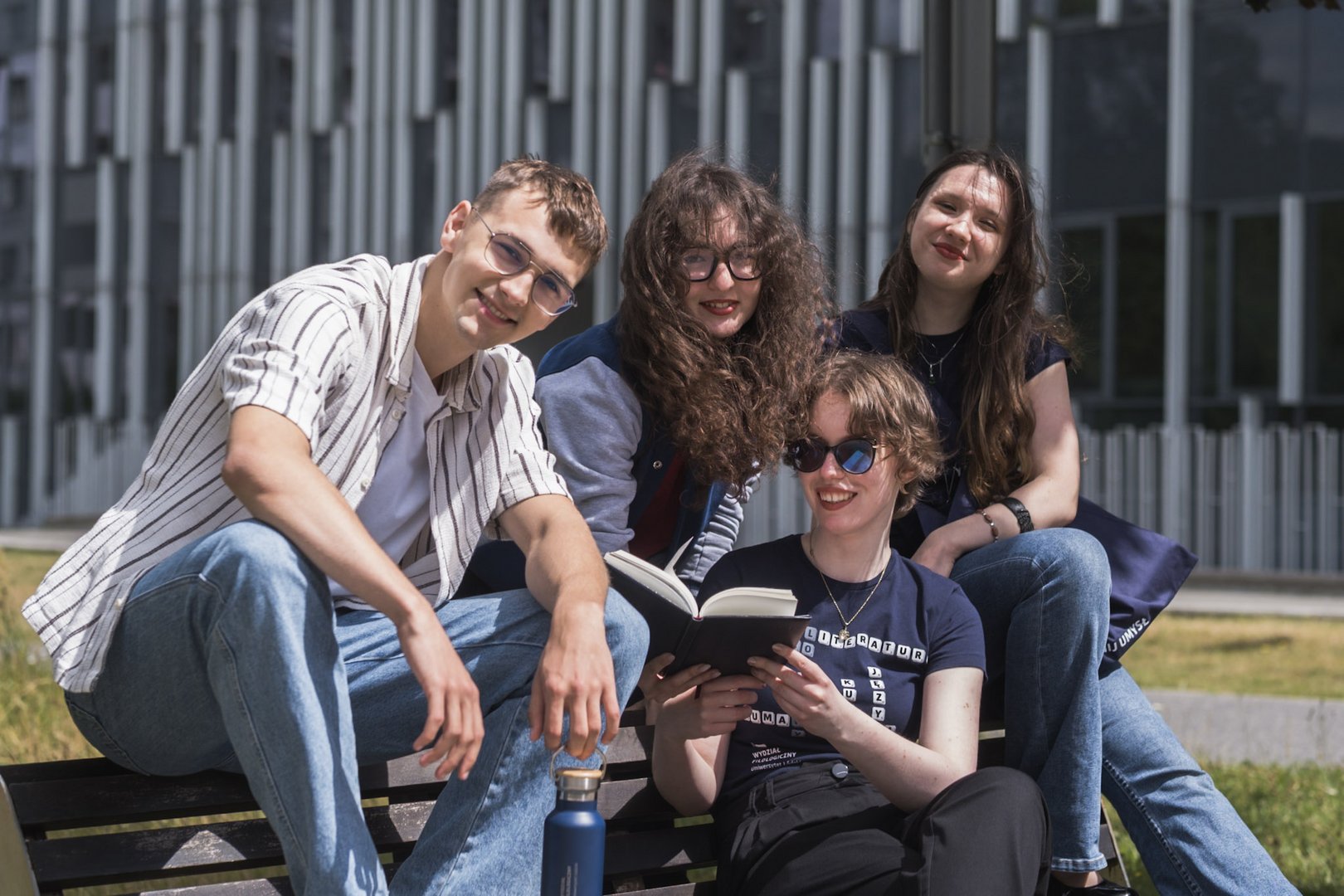 studenci przed wydziałem