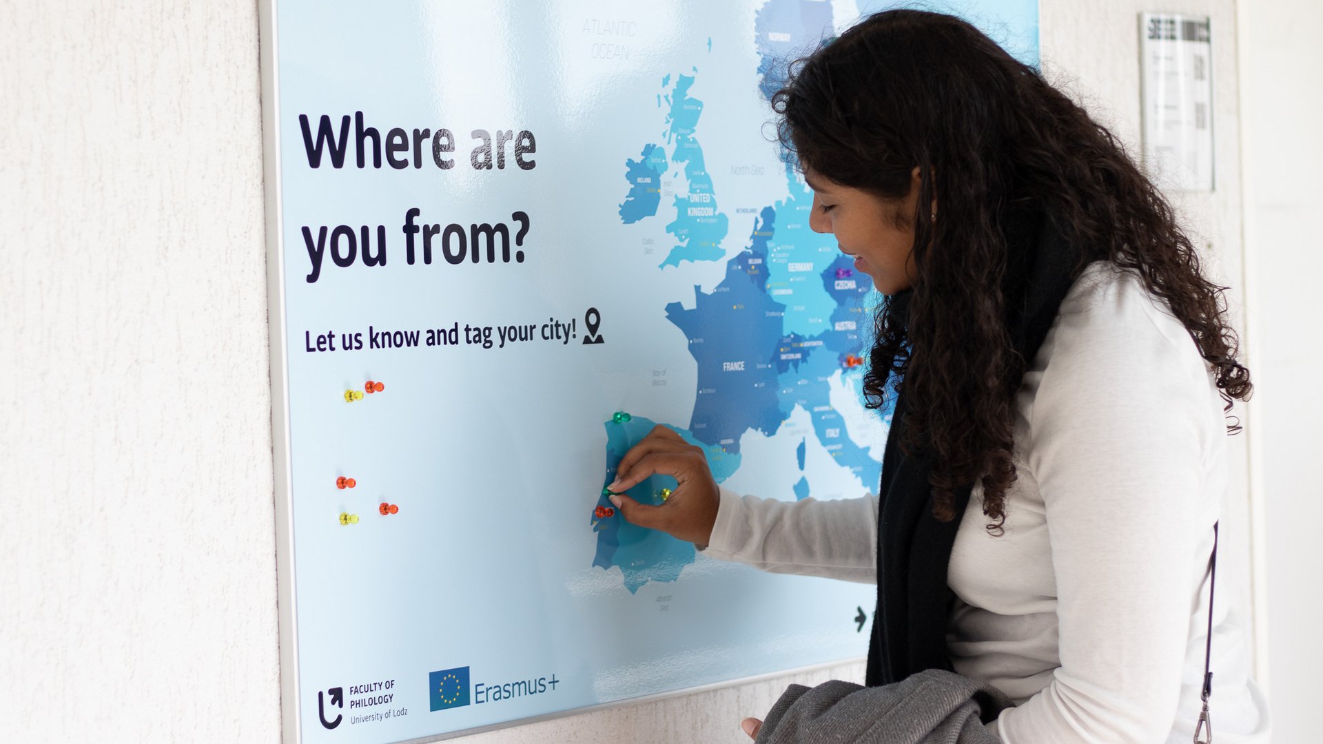 studentka zaznaczająca miasto pochodzenia na mapie