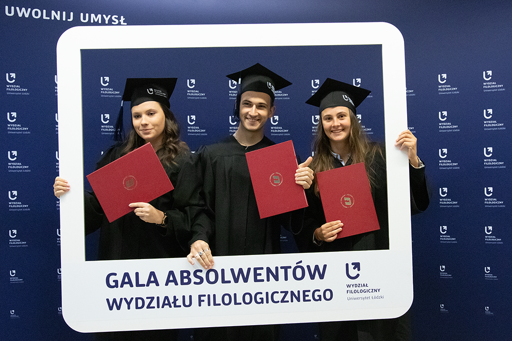 Absolwenci z okolicznościową ramką