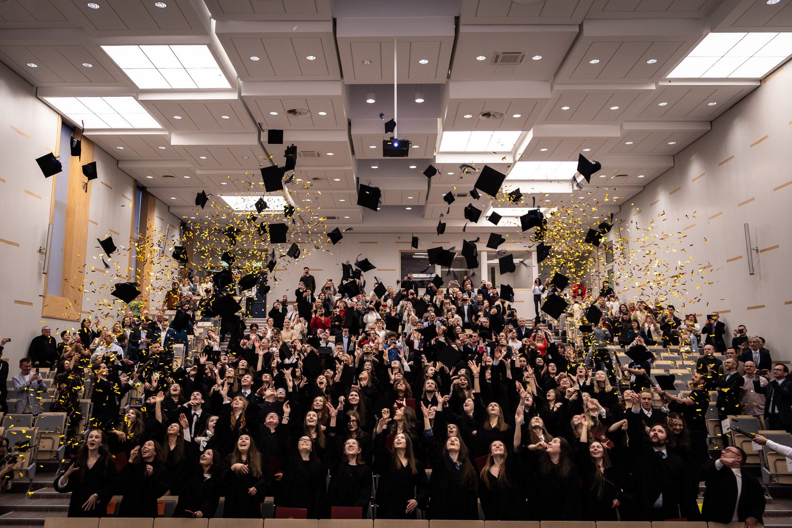 wyrzut biretów w górę