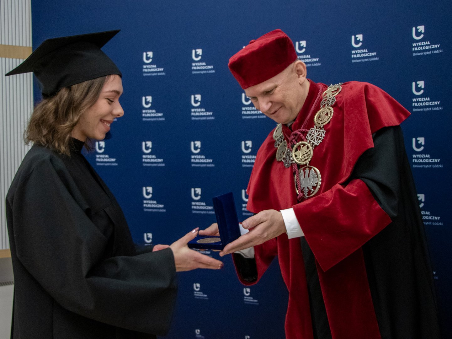 Rektor wręczający medal