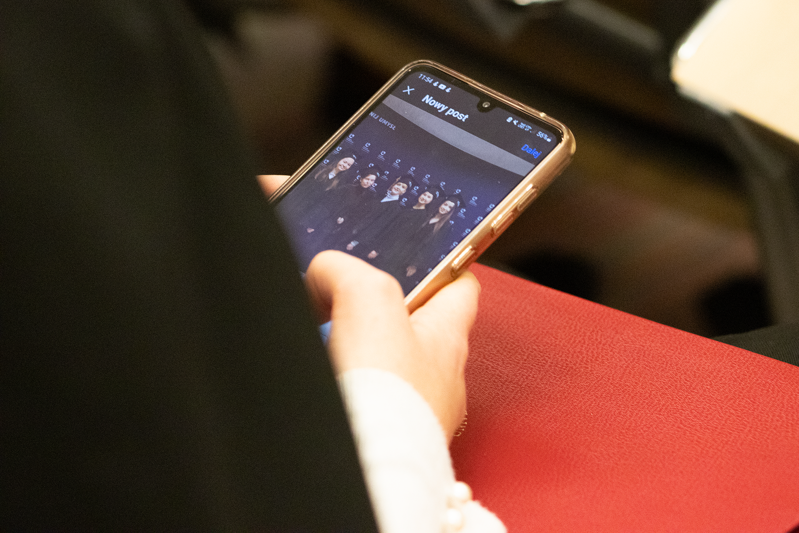smartfon z odpalonym instagramem