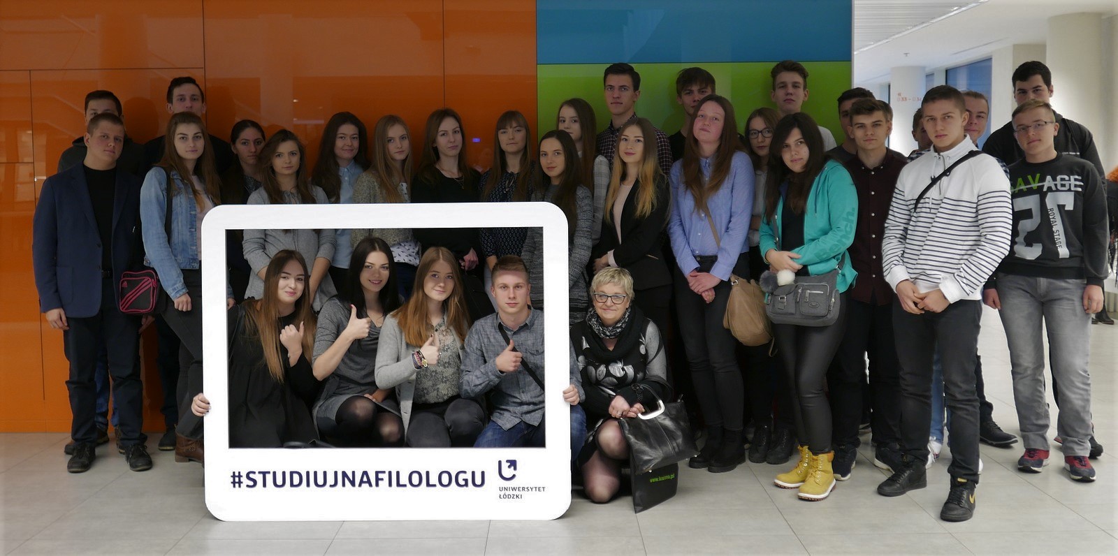 grupa szkolna podczas zwiedzania