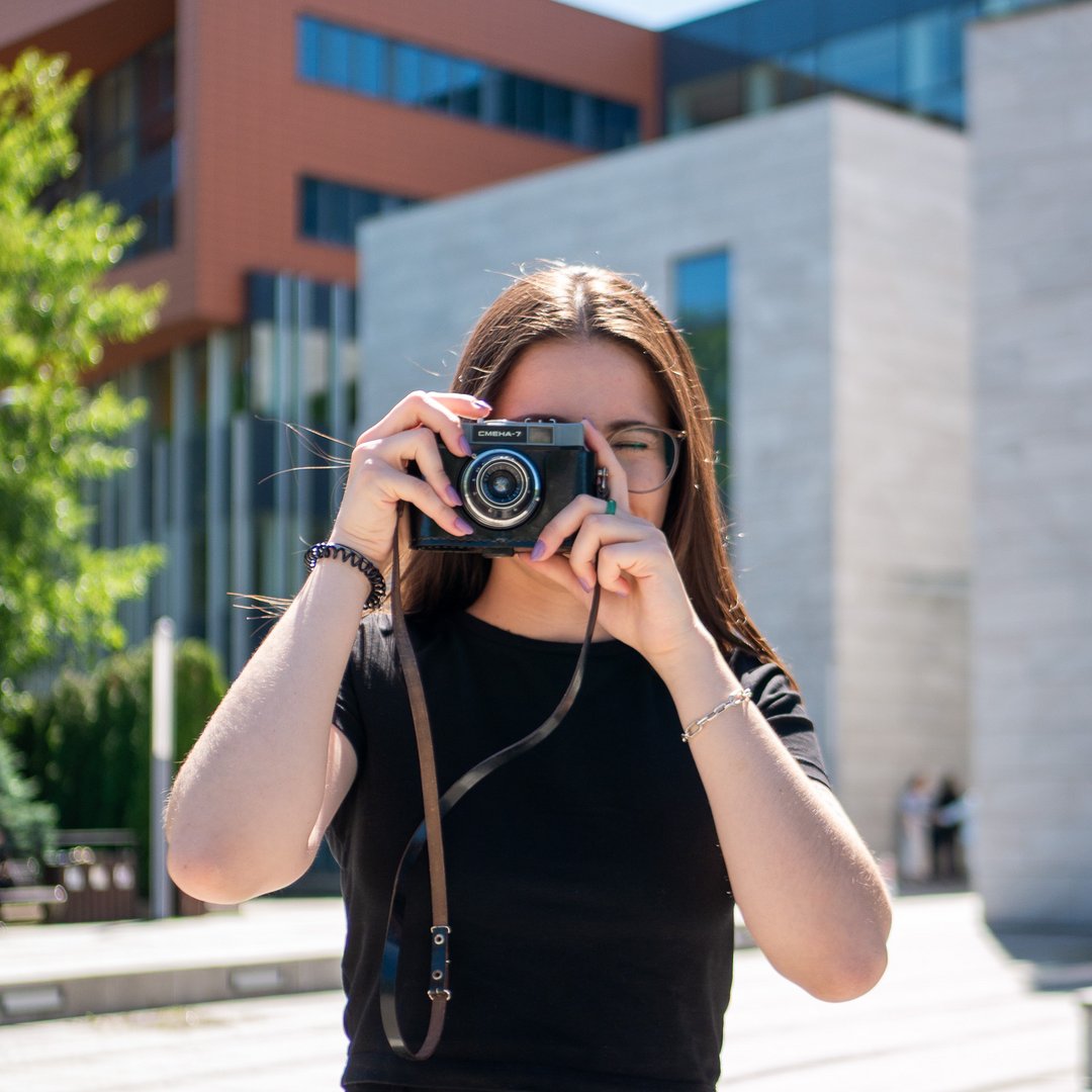 Studentka trzymająca aparat 