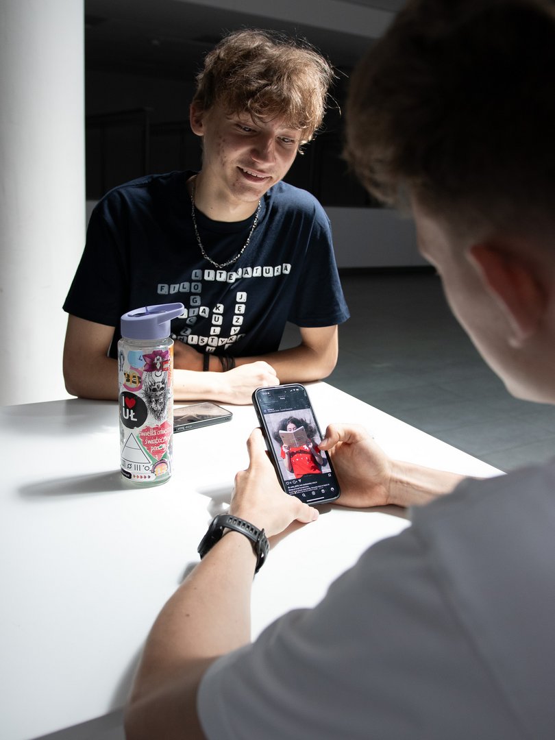 student z telefonem komórkowym