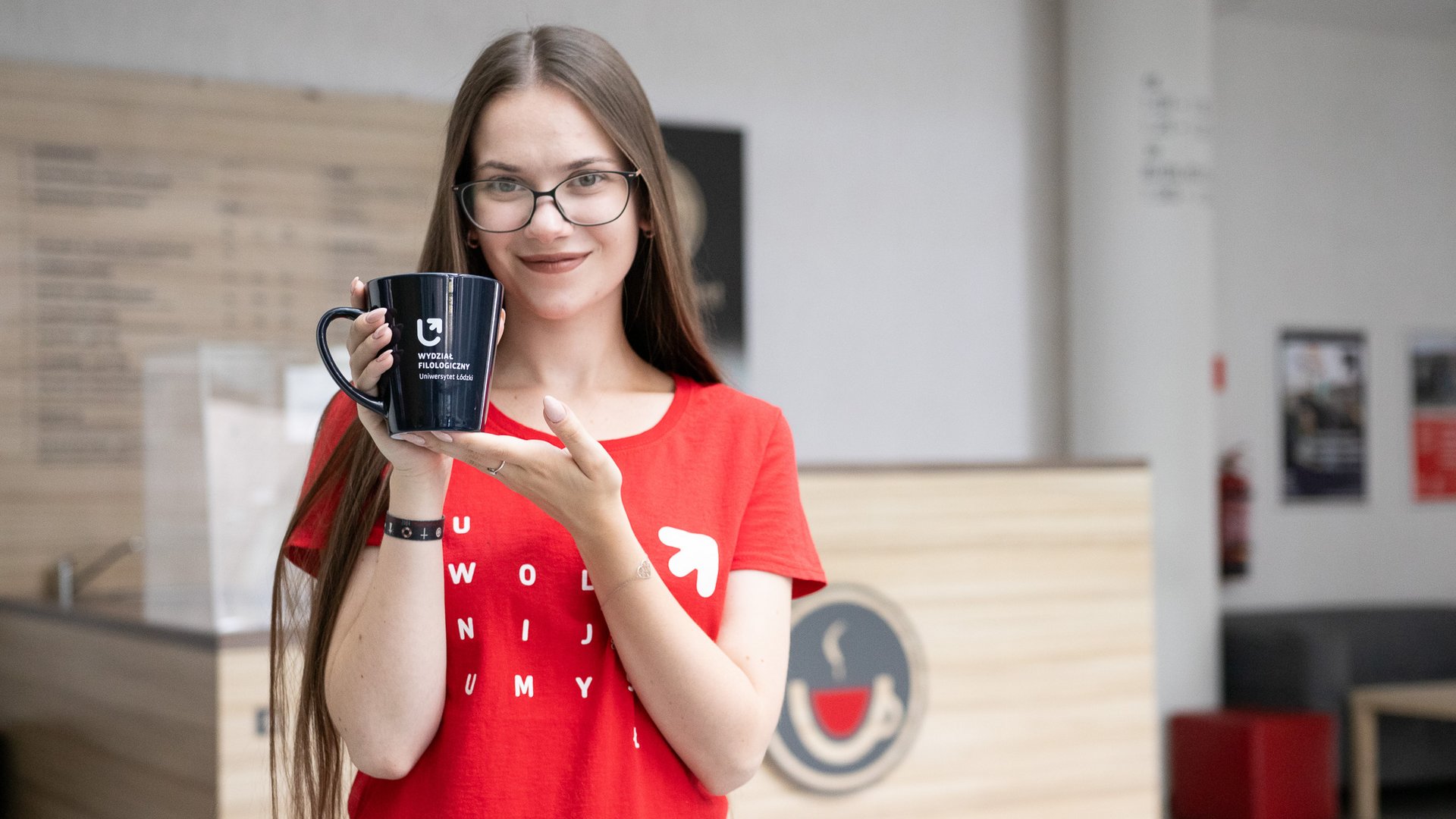 studentka przed Coffee Pointem