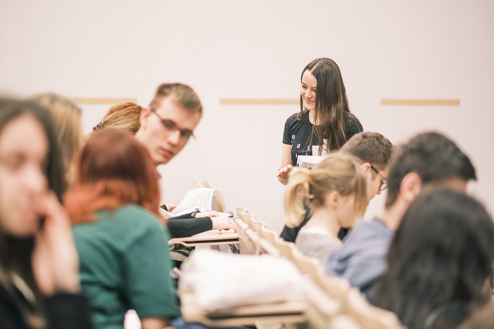 Studentka rozdająca ulotki