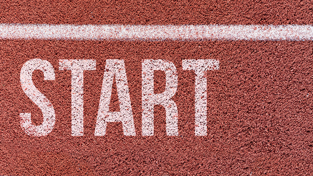 Bieżnia z napisem "START"