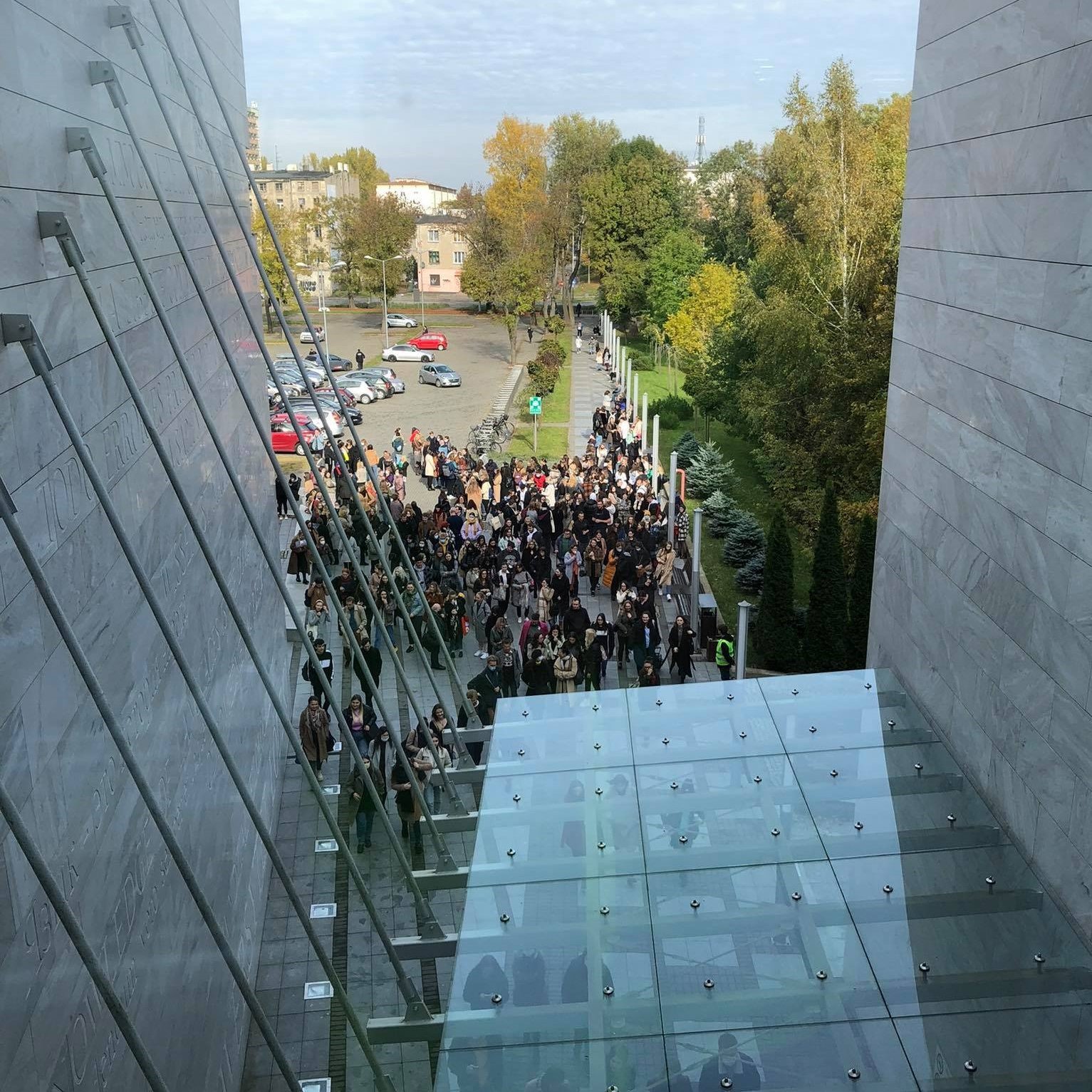 Ludzie przed budynkiem