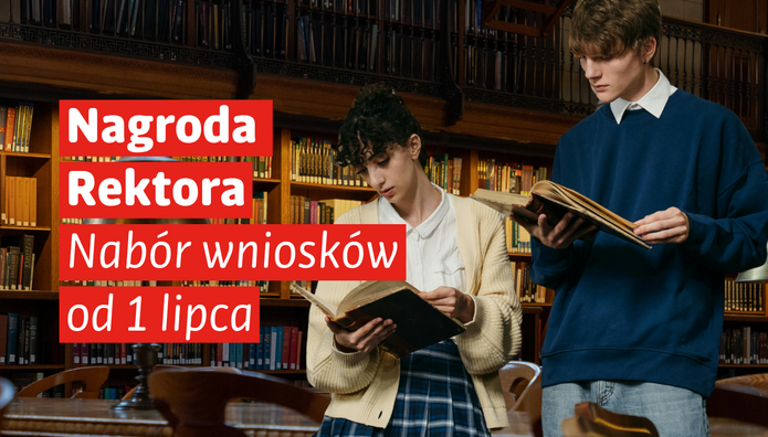 Grafika informacyjna dotycząca naboru wniosków o Nagrodę Rektora. W tle znajduje się wnętrze biblioteki z wysokimi regałami pełnymi książek i drewnianymi stołami. Po prawej stronie widoczne są dwie osoby przeglądające otwarte książki – jedna siedzi lub opiera się przy stole, druga stoi obok. Po lewej stronie, na czerwonych polach tekstowych, umieszczono biały napis: „Nagroda Rektora”. Poniżej, na kolejnych czerwonych polach, znajduje się informacja: „Nabór wniosków od 1 lipca”. Całość utrzymana jest w akademickim i eleganckim charakterze, nawiązującym do osiągnięć naukowych i życia uniwersyteckiego.