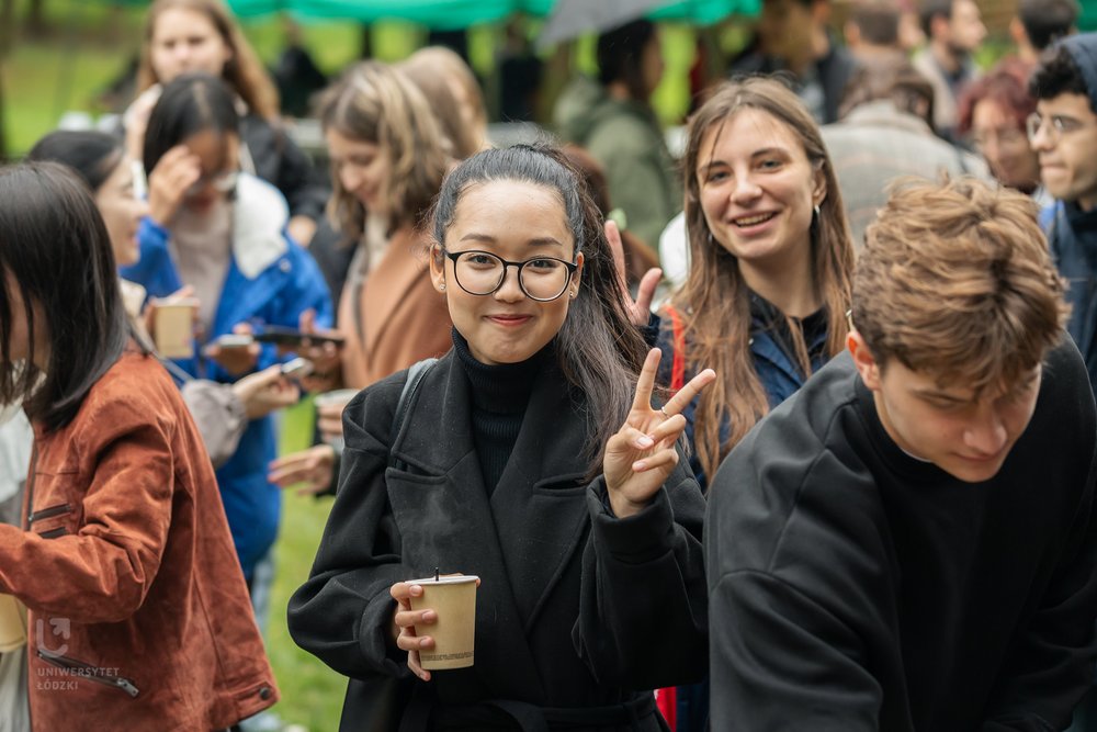 Kilku uśmiechniętych studentów