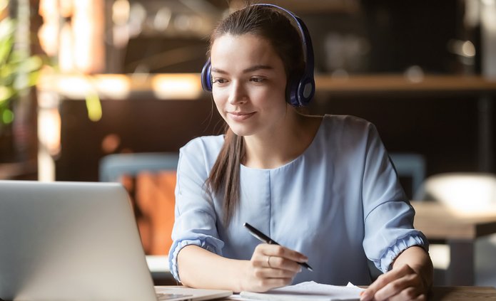 młoda kobieta przed laptopem