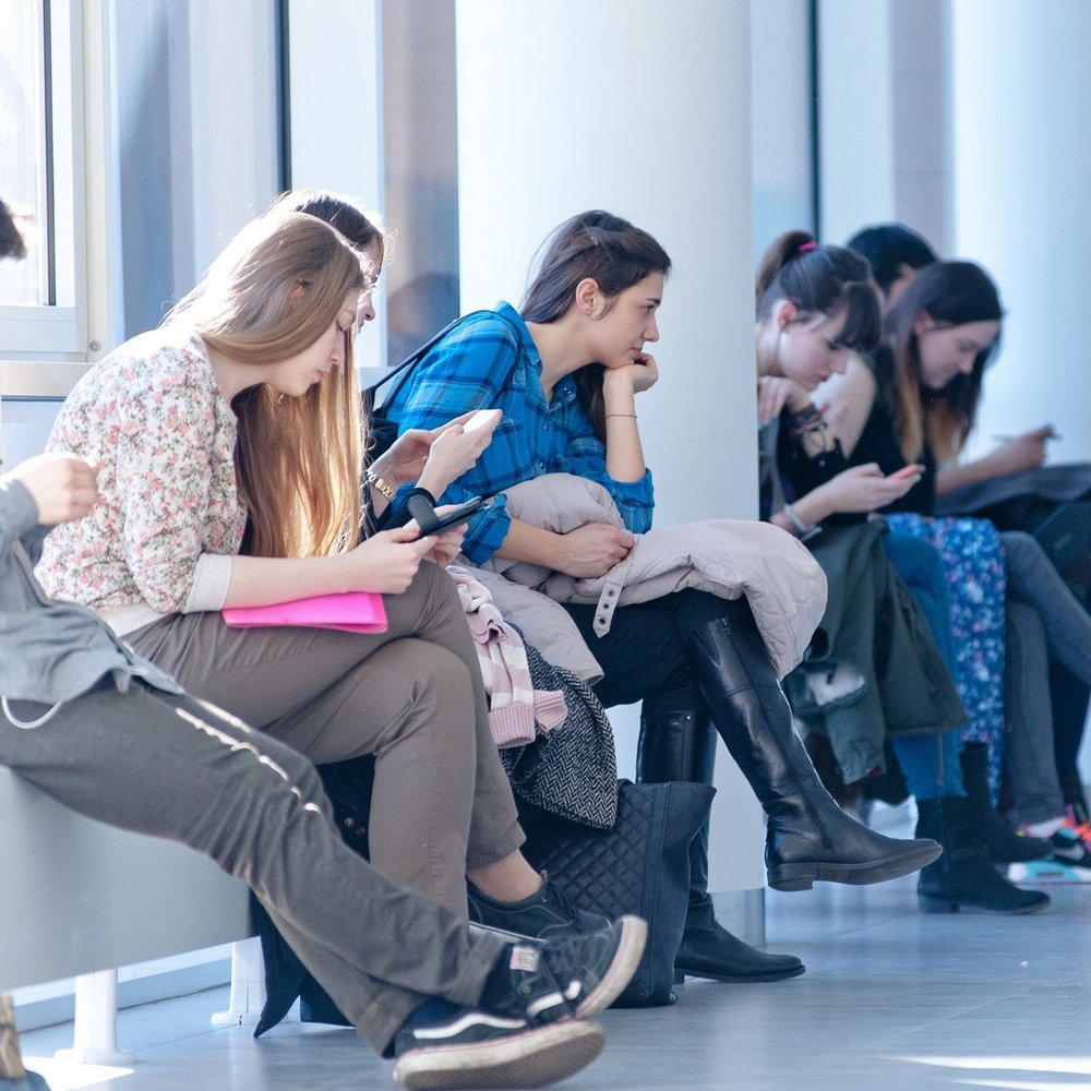 studenci na korytarzu