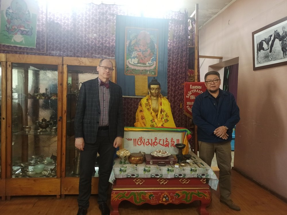 Prof. Piotr Sitarski and Tumen-Ulzii Busuren, Director of Mongolkino, in the scenography magazine 