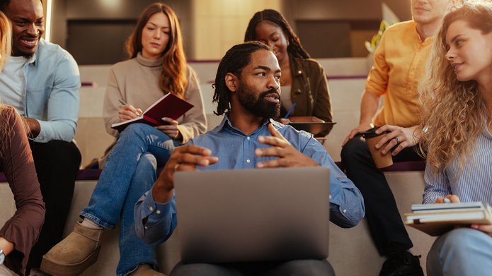 grupa osób studiujących wraz z prowadzącym