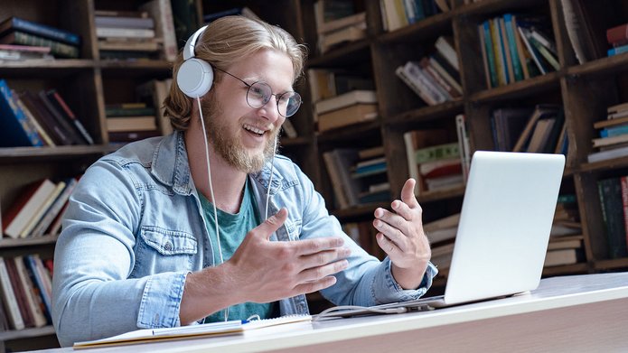 mężczyzna przed ekranem komputera