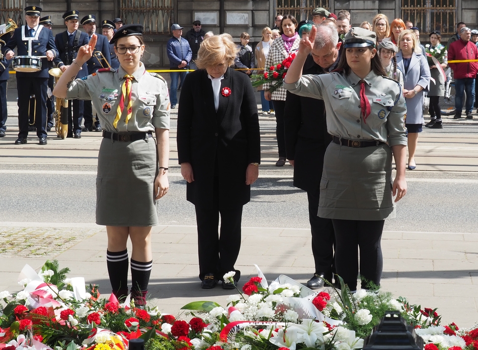rektor UŁ i rektor UŁ składają kwiaty przed Grobem Nieznanego Żołnierza