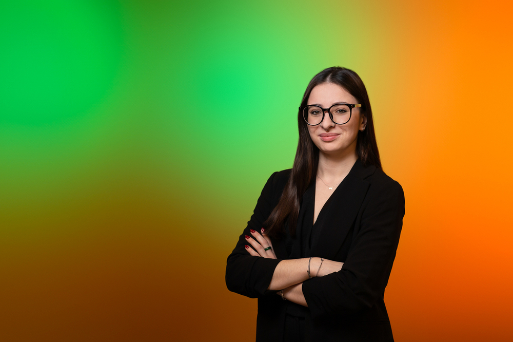 Karolina Kołacz - Ambasadorka UniLodz - młoda kobieta w ciemnych długich włosach, ubrana na czarno