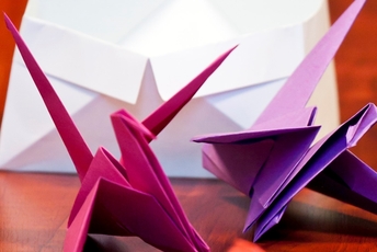 zdjęcie przedstawiające kolorowe origami żurawi