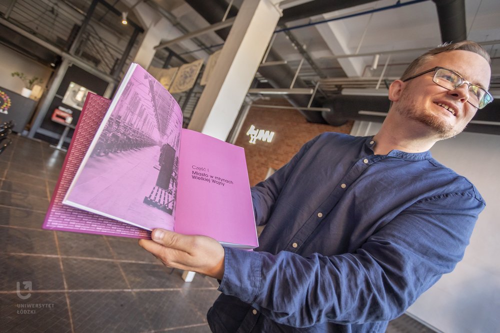 Łukasz Orzechowski z WUŁ z 3. tomem monografii