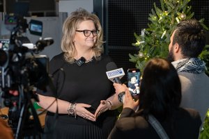 dr Kinga Stopczyńska podczas rozmowy z dziennikarzem