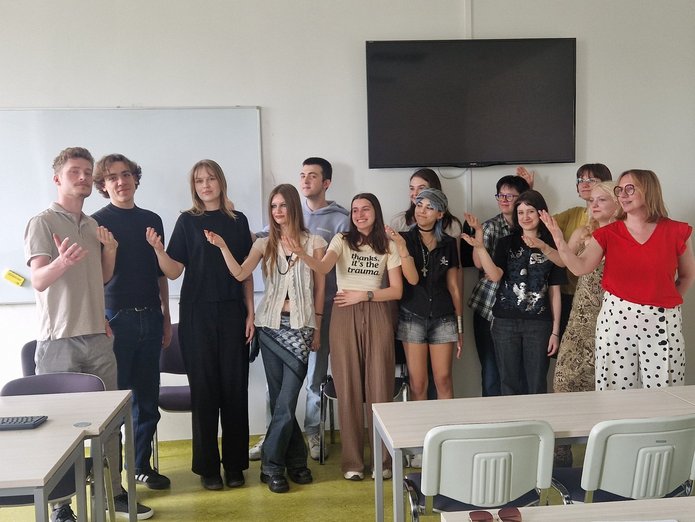 Justyna Tomaszewska ze studentami
