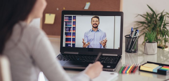 osoba przed komputerem