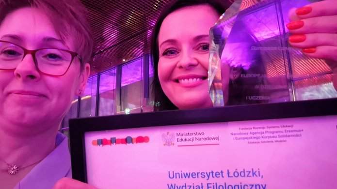 dr Monika Tosik i prorektor dr hab. Małgorzata Wrzesień, prof. UŁ