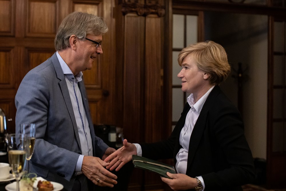 Upominek rektor UŁ prof. Elżbiecie Żądzińskiej wręcza prof. Ed Brinksma, prezydent Erasmus University Rotterdam