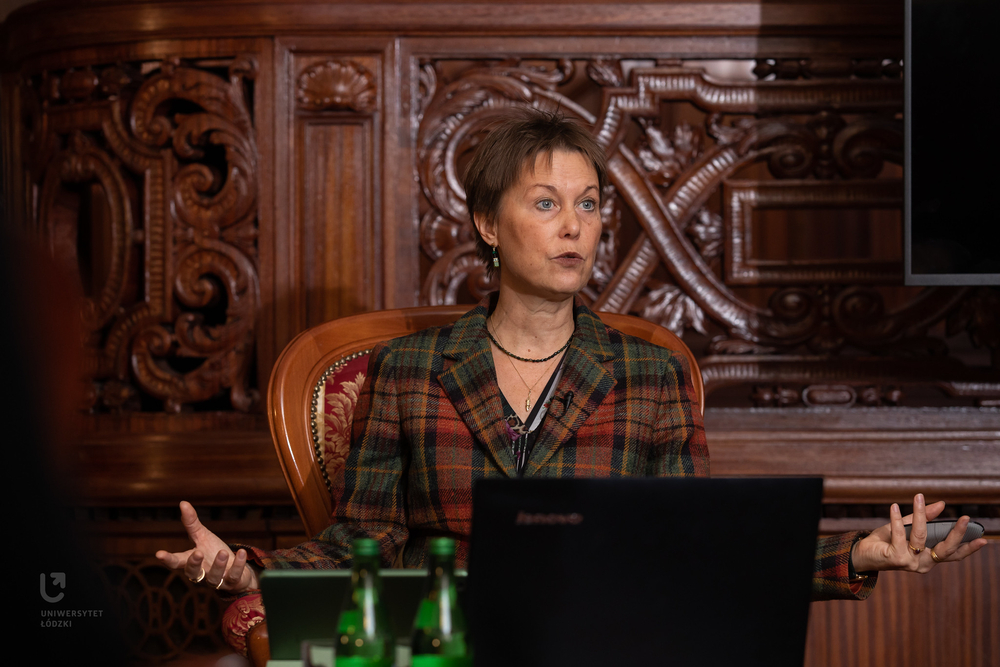 Profesor Isabel Grimm-Stadelmann podczas wykładu w pałacu Biedermanna