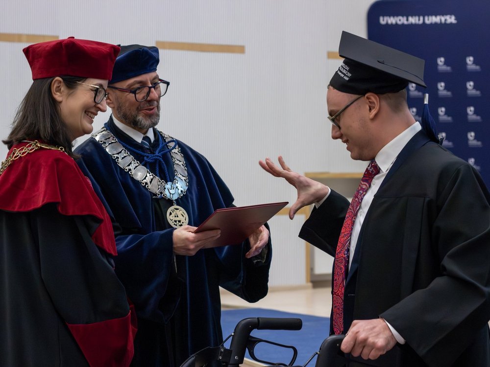 wręczenie dyplomu absolwentowi