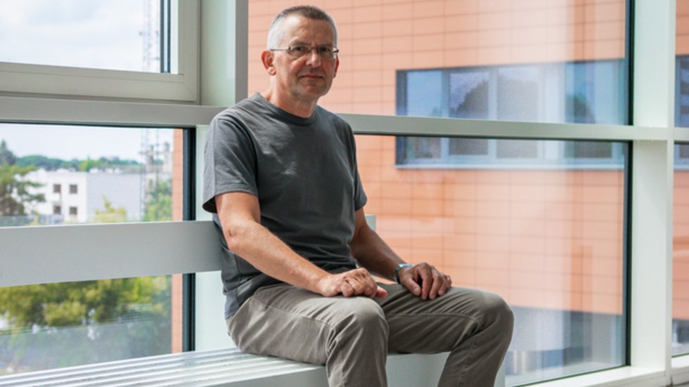 zdjęcie siedzącego mężczyzny