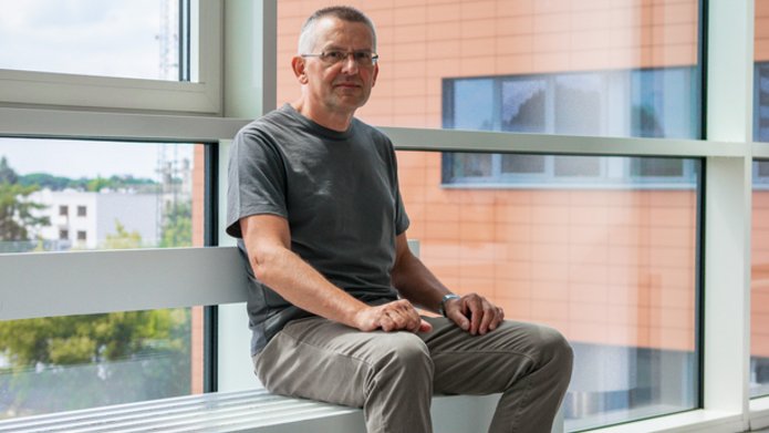 zdjęcie siedzącego mężczyzny