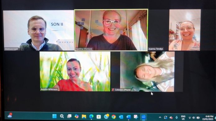 Monitor laptopa z uczestnikami warsztatów online