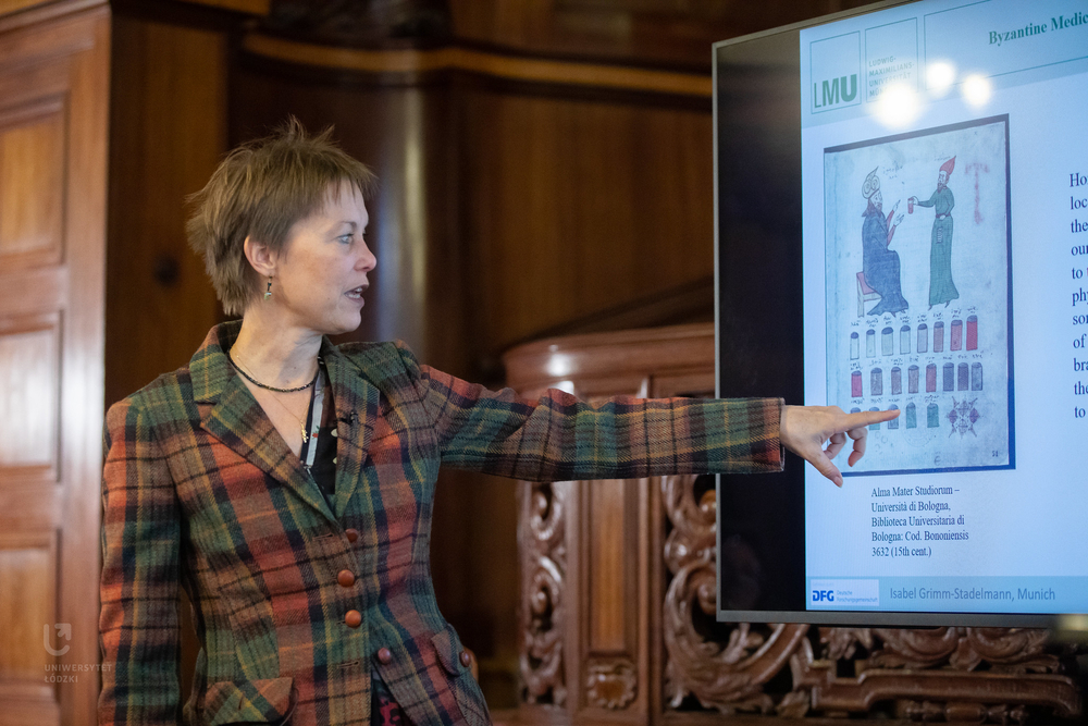 Profesor Isabel Grimm-Stadelmann podczas wykładu w pałacu Biedermanna