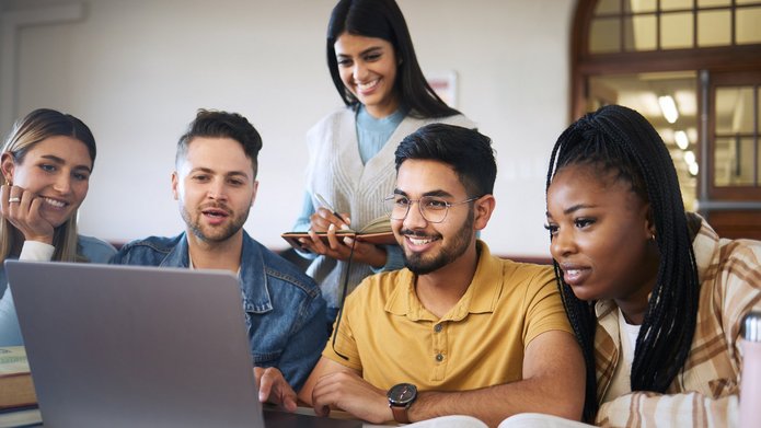 grupa międzynarodowych studentów