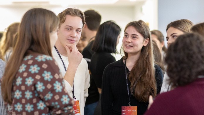 osoby studiujące podczas spotkania UNIC