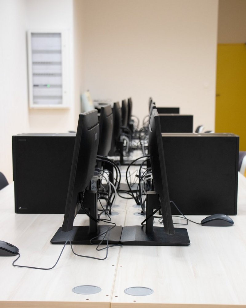 zstayw komputerowe w sali