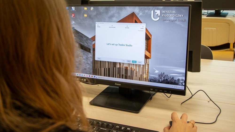 osoba pracująca przy komputerze