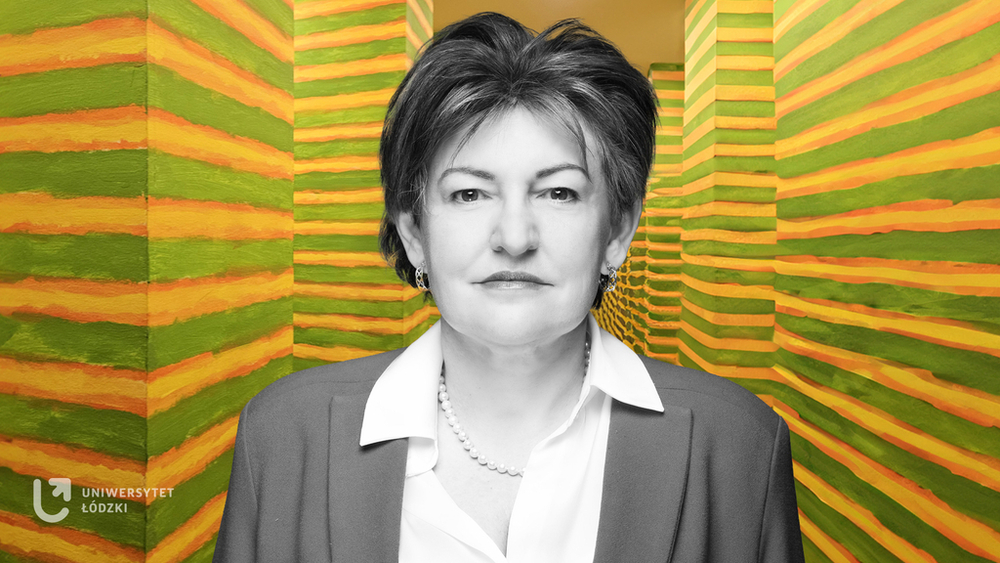 prof. Aneta Pawłowska na tle instalacji malarskiej Leona Tarsewicza. Pracę tę tworzą dwa równoległe rzędy 24 identycznych filarów. Znajdują się one w wąskim, prostym korytarzu, który łączy dwie różne części wystawy. Filary pomalowane są w poziome zielone, żółte i pomarańczowe paski.
