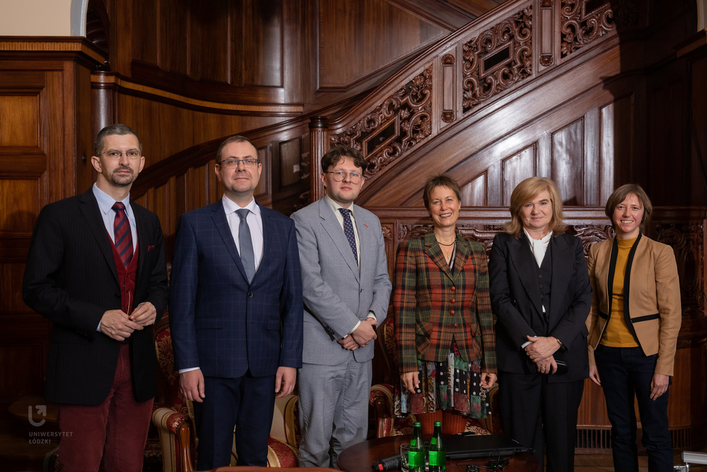 Zdjęcie grupowe z profesor Isabel Grimm-Stadelmann oraz Rektor Elżbietą Żądzinską