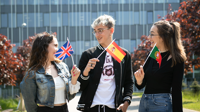 studenci z flagami różnych krajów