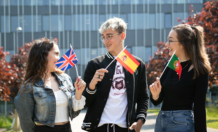 studenci z flagami różnych krajów