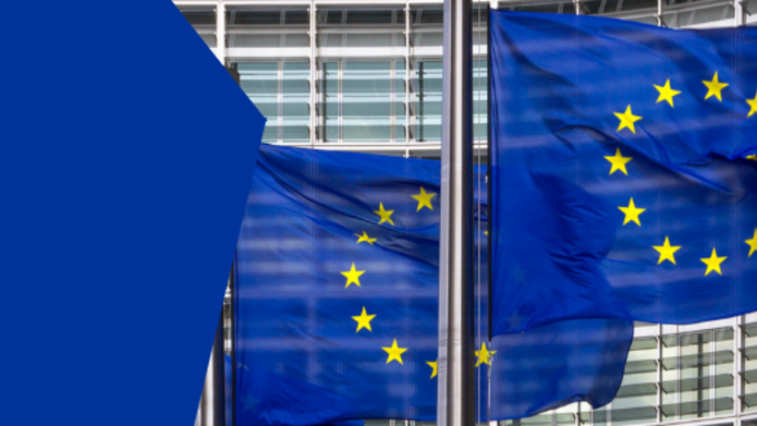 Niebieska grafika promująca pracę w instytucjach Unii Europejskiej. Po lewej stronie widoczna flaga UE na tle budynku z szeregiem unijnych flag. Po prawej stronie biały tekst informujący o nowym konkursie na urzędników UE, wymaganiach (licencjat i dwa języki UE), terminie naboru od 5.02 do 10.03 oraz haśle o rozwoju, różnorodności i stabilności. Na dole adres strony eu-careers.europa.eu