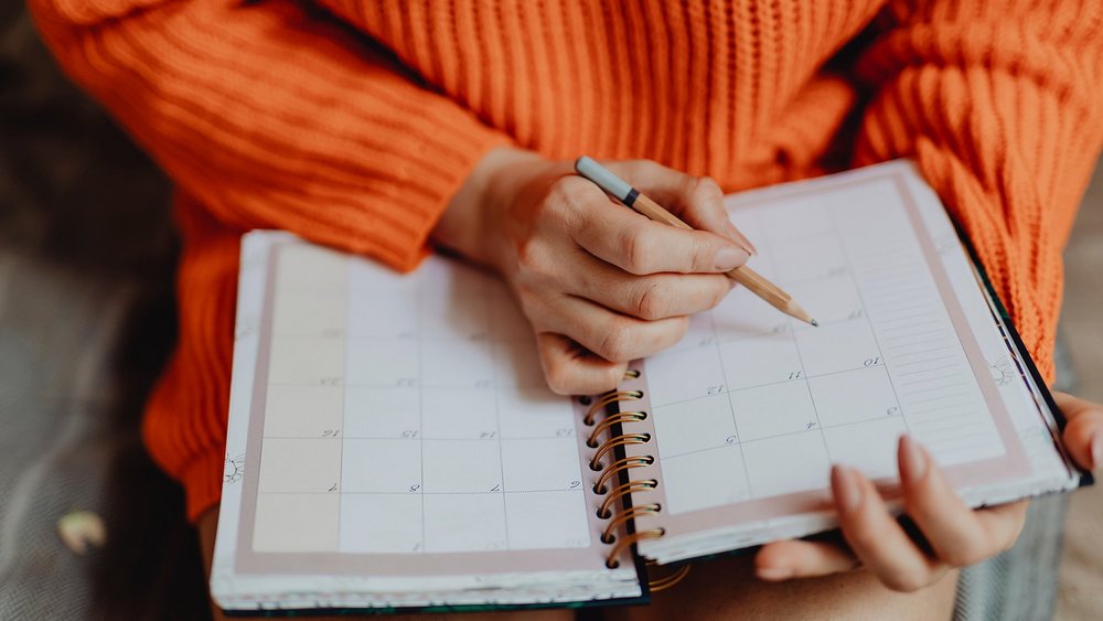 osoba z kalendarzem w ręku